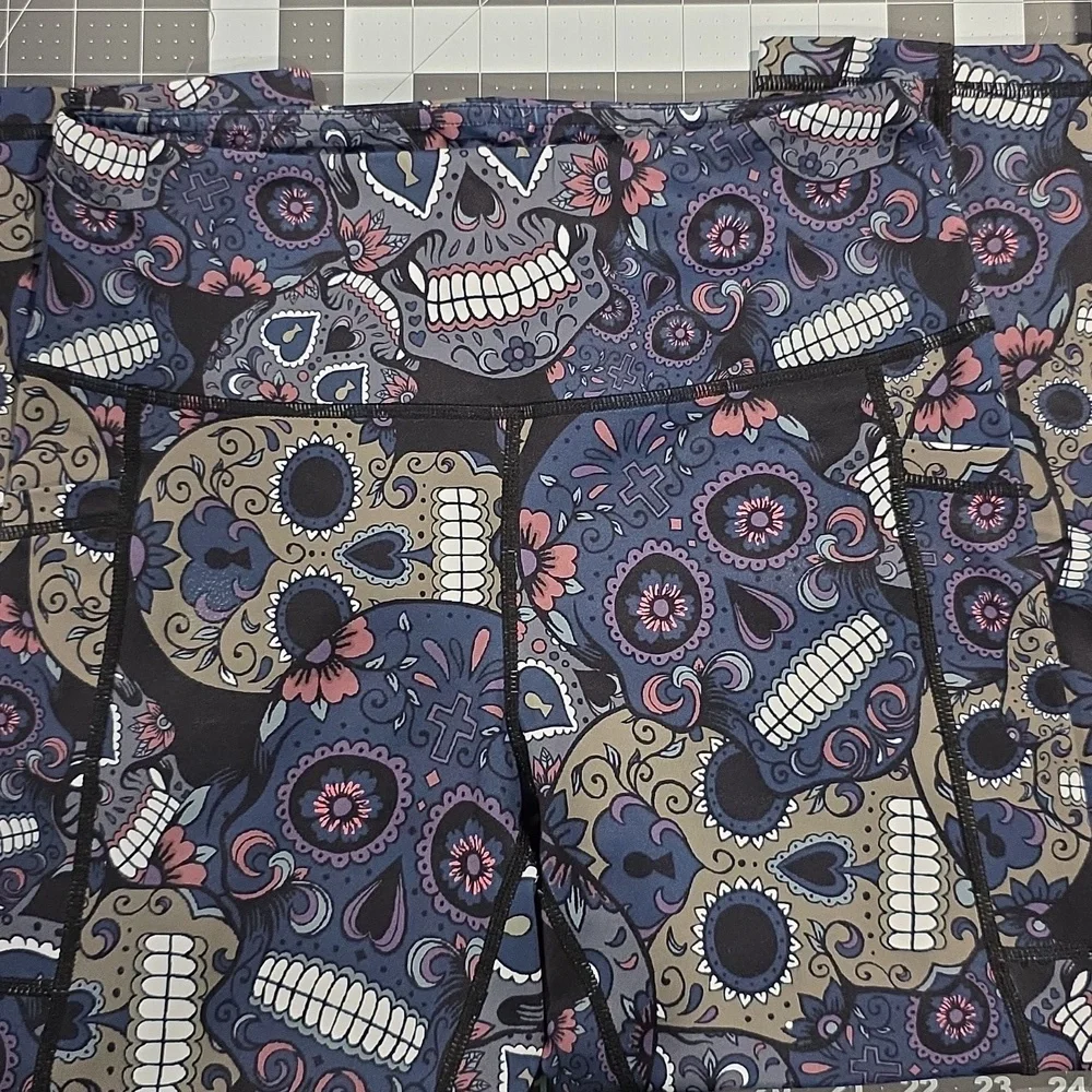 CVG Midnight Skull Capri leggings sz S - Picture 5 of 6